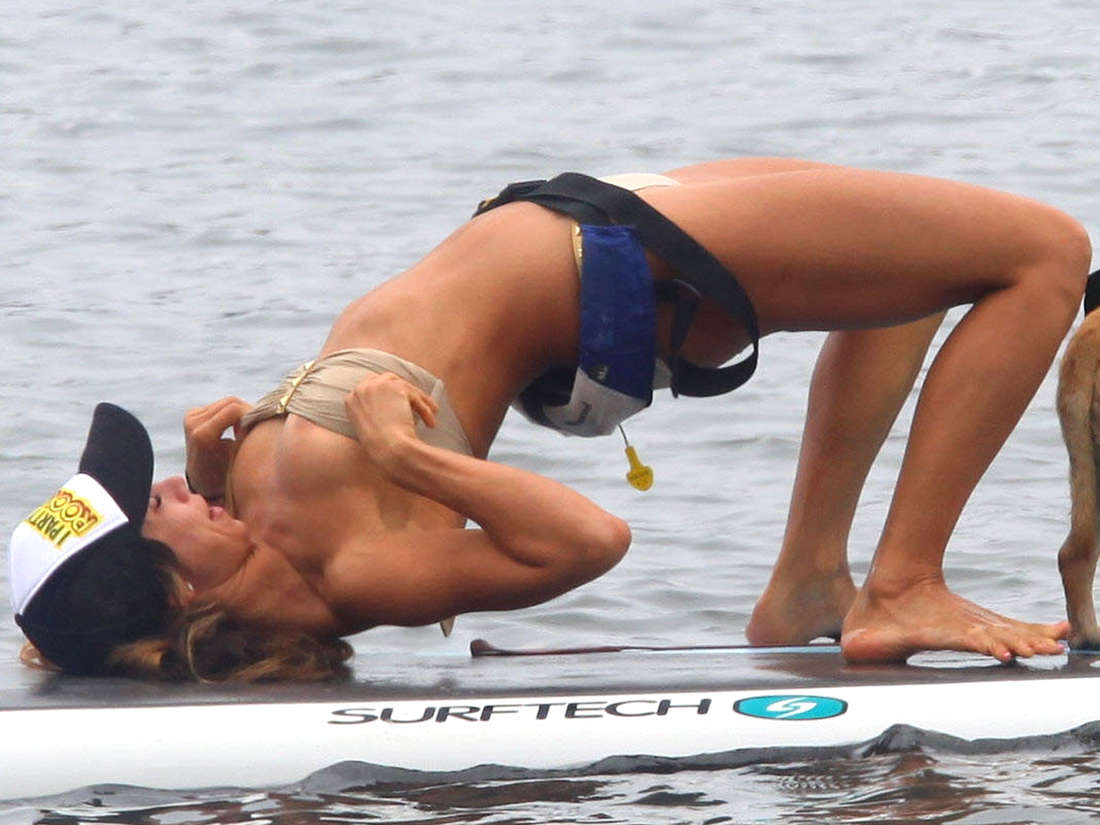Leilani-Dowding-in-Bikini-11