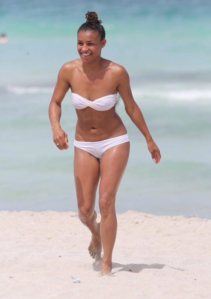 Melody-Thornton-in-Bikini-10