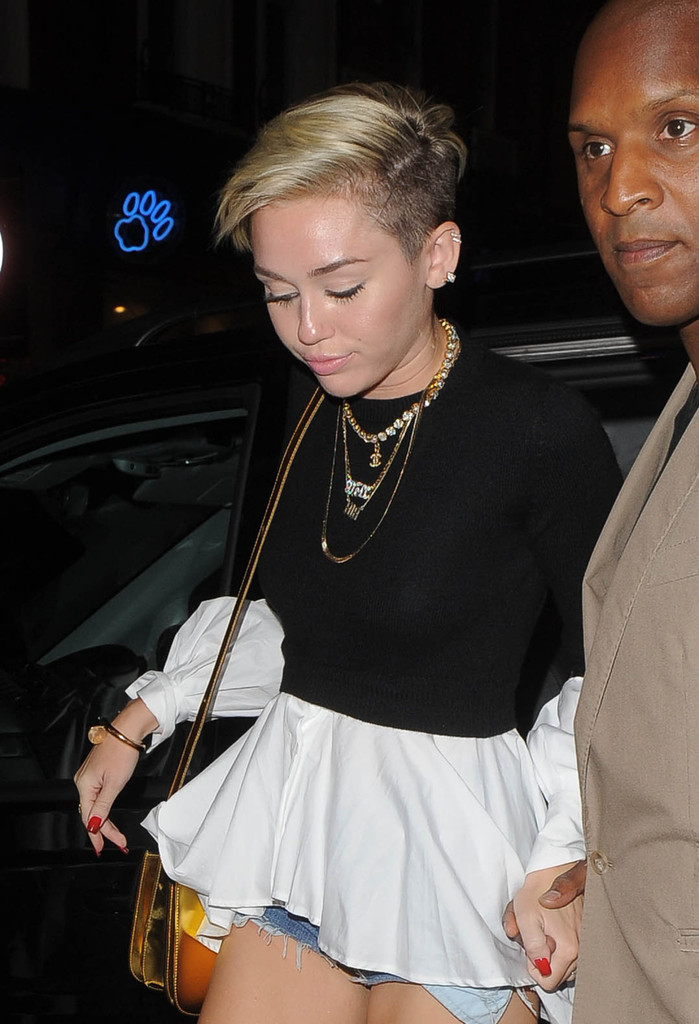 Miley-Cyrus-Leggy-Box-Club-London-6