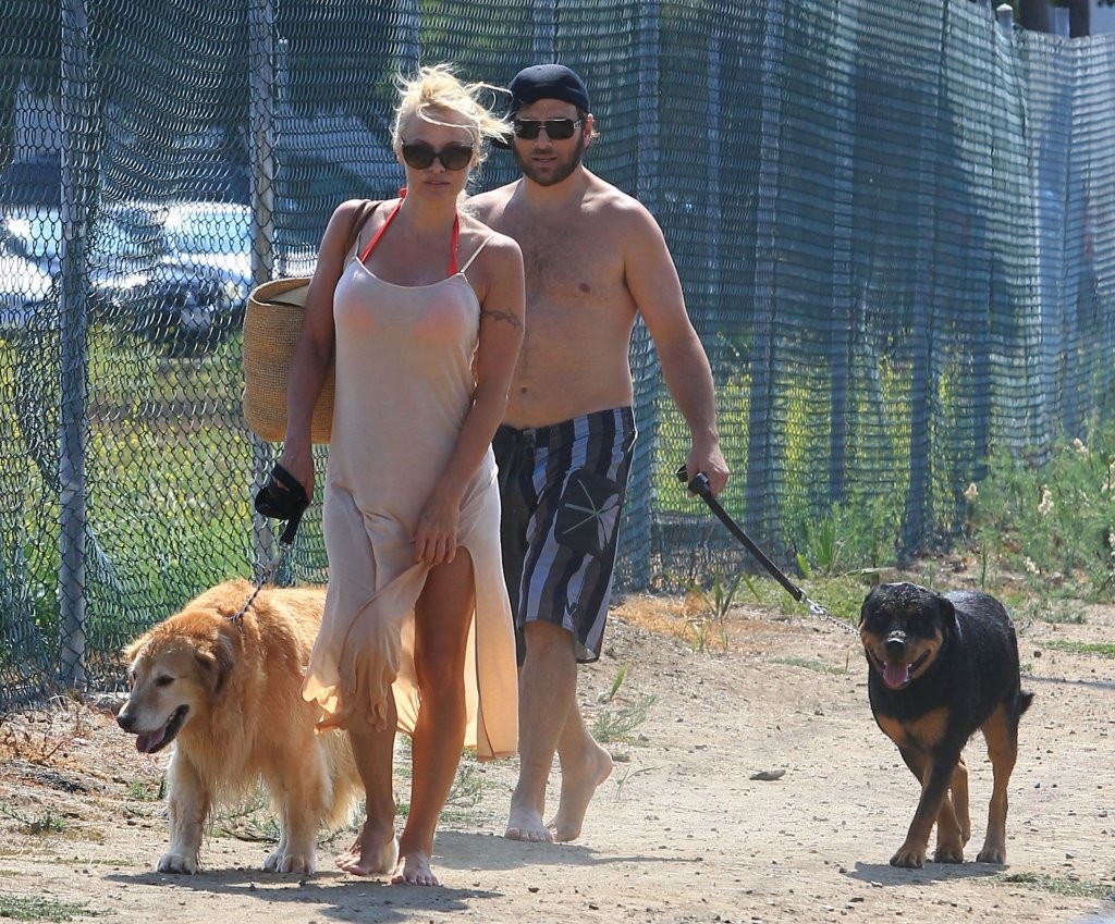 Pamela-Anderson-Walking-her-Dogs-in-Malibu-1