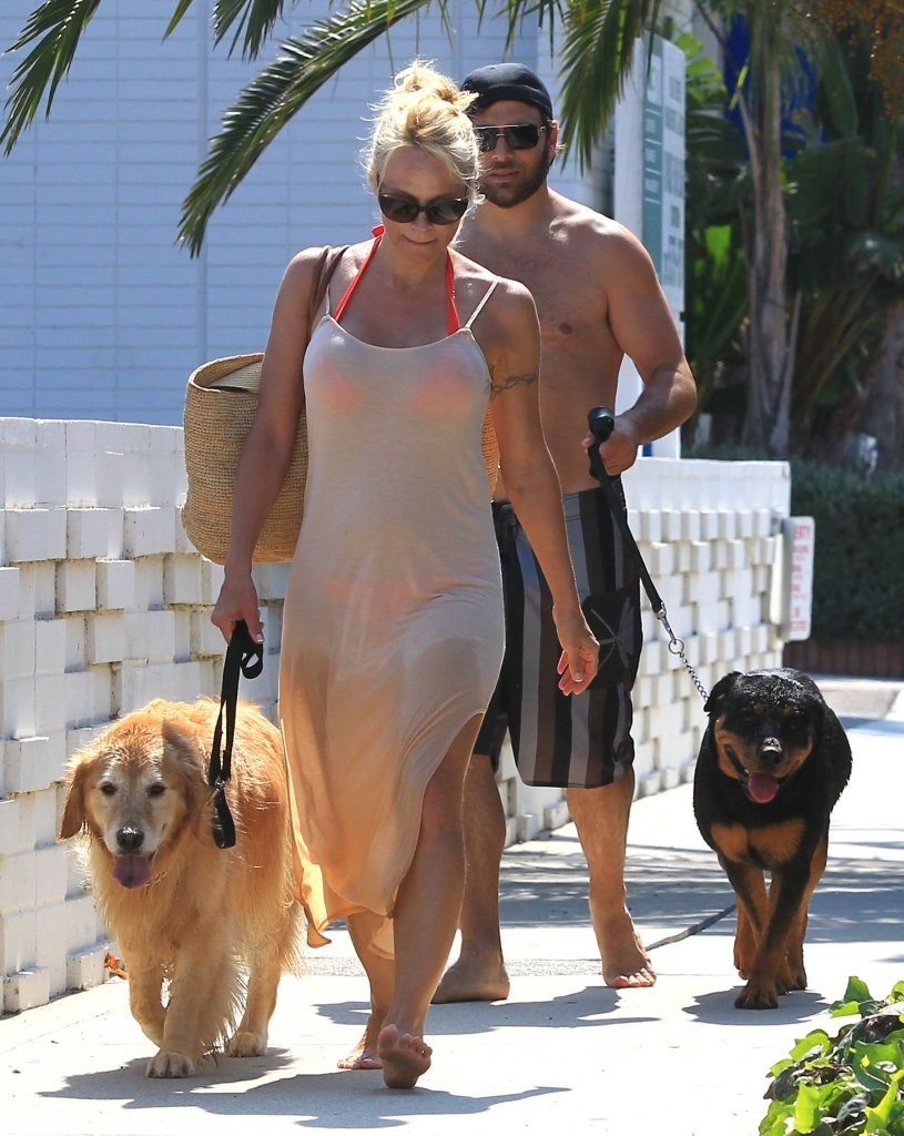 Pamela-Anderson-Walking-her-Dogs-in-Malibu-2