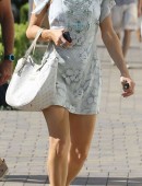 Paris-Hilton-at-Radio-Shack-in-Malibu-1
