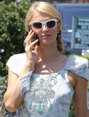 Paris-Hilton-at-Radio-Shack-in-Malibu-7