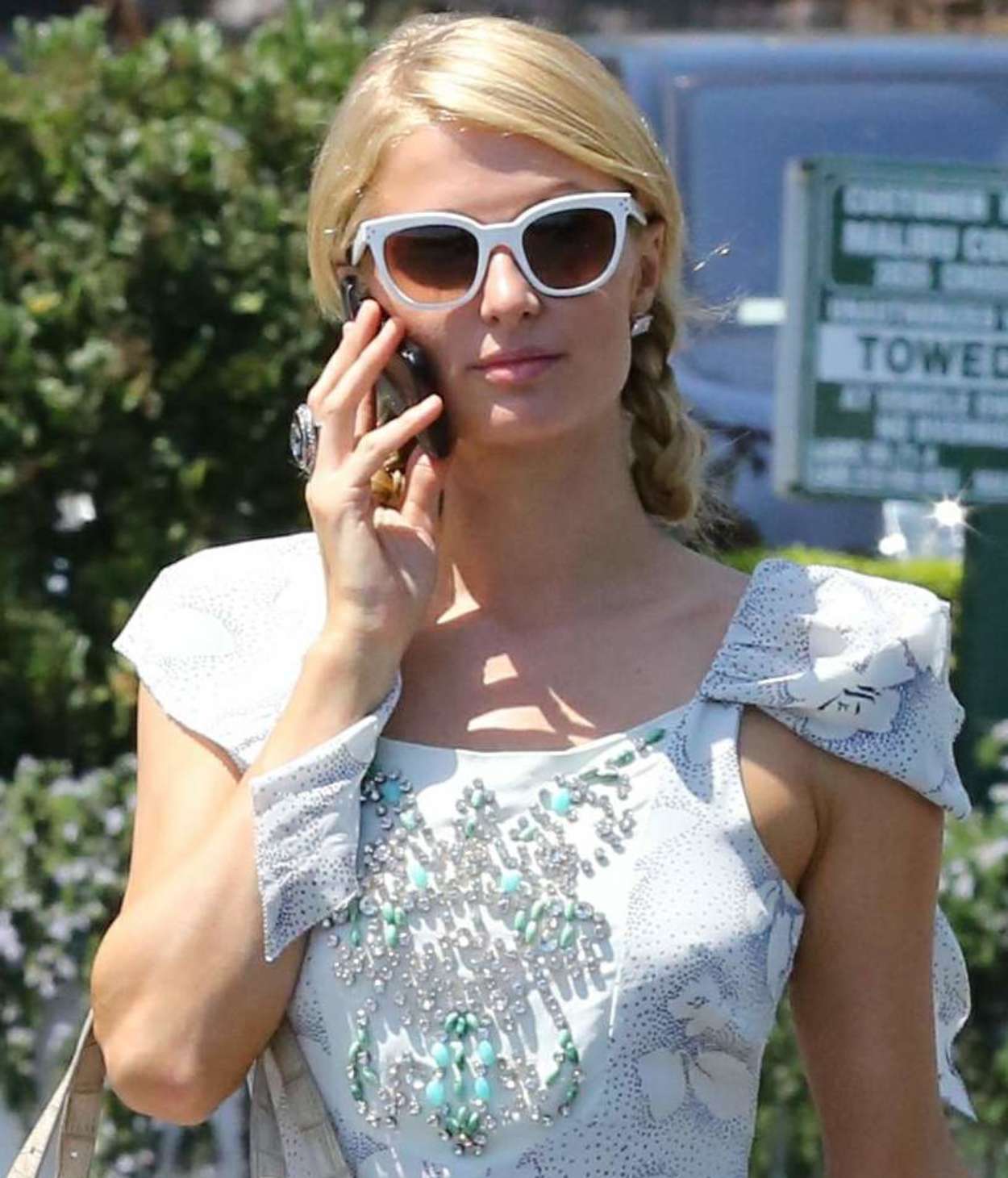 Paris-Hilton-at-Radio-Shack-in-Malibu-7