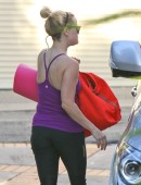 Reese-Witherspoon-going-to-a-Yoga-Class-in-Venice-3