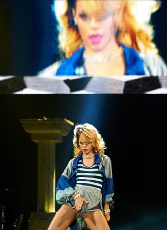 Rihanna-at-Concert-in-Gdynia-Poland-6