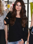 Selena-Gomez-Leggy-Adidas-NEO-Fall-Winter-2013-15