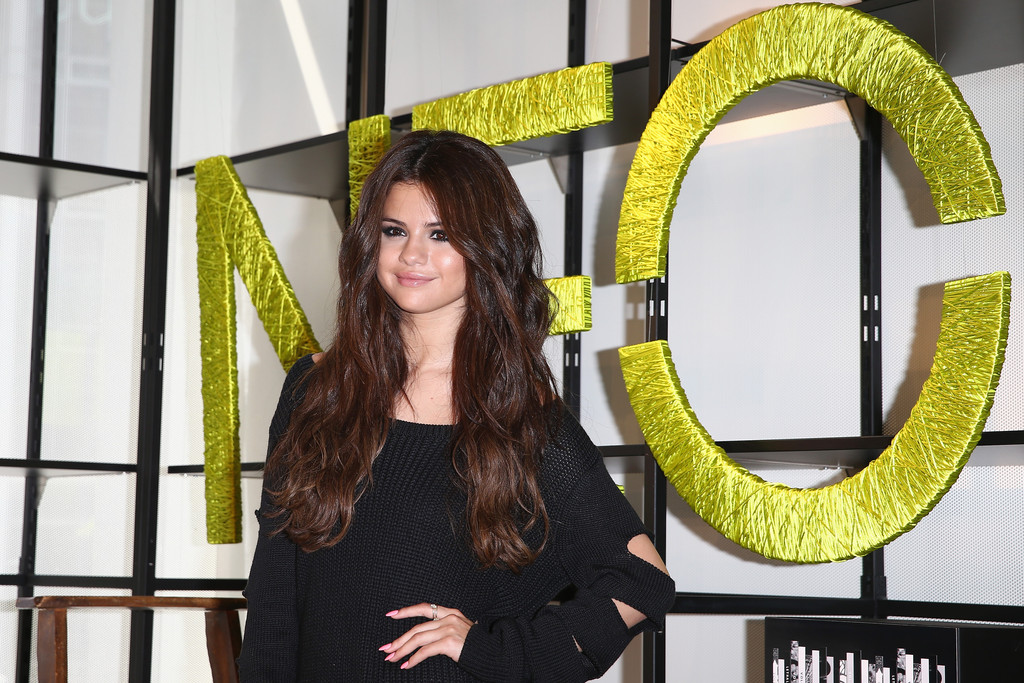 Selena-Gomez-Leggy-Adidas-NEO-Fall-Winter-2013-23