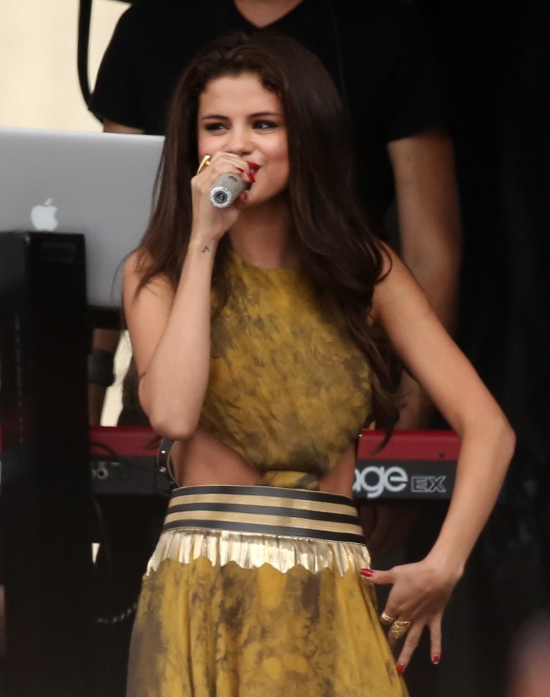 Selena-Gomez-Performing-at-Radio-Station-Concert-in-Boston-11