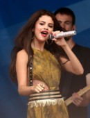 Selena-Gomez-Performing-at-Radio-Station-Concert-in-Boston-13