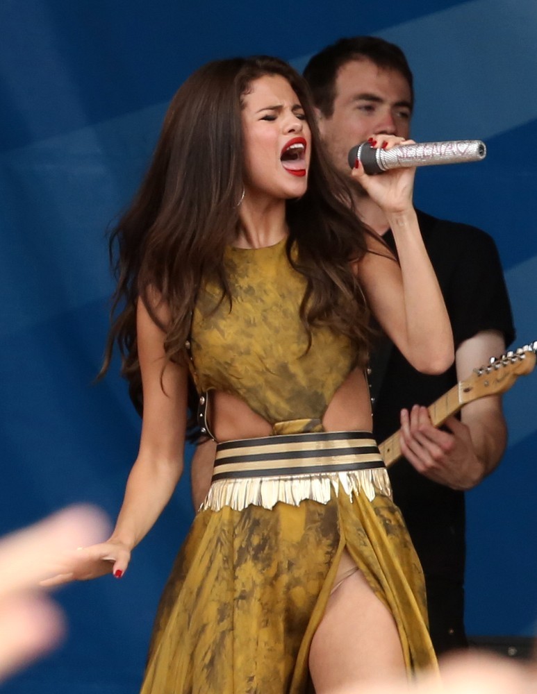 Selena-Gomez-Performing-at-Radio-Station-Concert-in-Boston-2