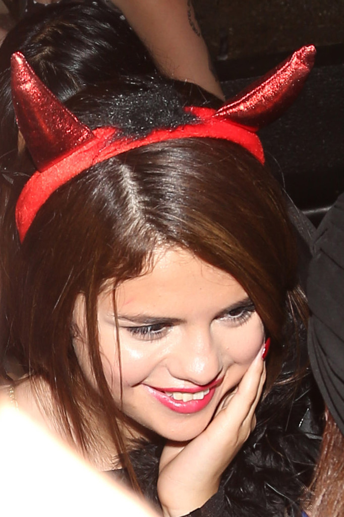 Selena-Gomez-Roosevelt-Hotel-LA-5