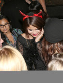 Selena-Gomez-Roosevelt-Hotel-LA-6
