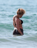 Shakira-in-Bikini-15