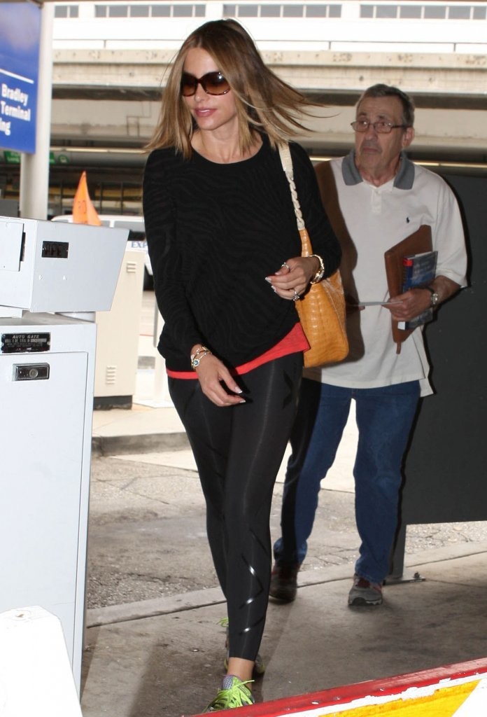 Sofia-Vergara-Booty-in-Tights-at-LAX-Airport-11