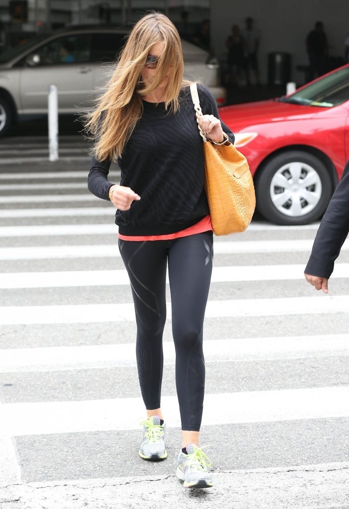 Sofia-Vergara-Booty-in-Tights-at-LAX-Airport-12