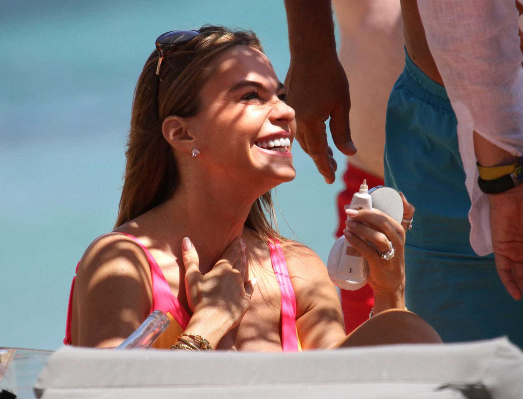 Sofia-Vergara-in-Swimsuit-Greece-11