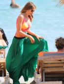 Sofia-Vergara-in-Swimsuit-Greece-25