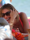 Sofia-Vergara-in-Swimsuit-Greece-3
