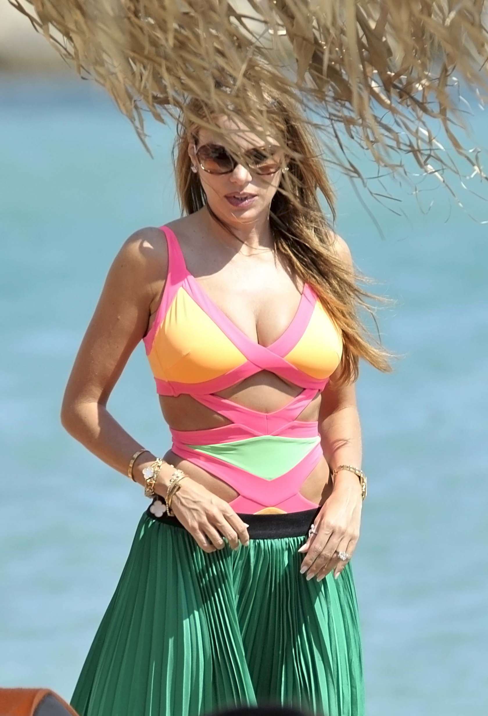 Sofia-Vergara-in-Swimsuit-Greece-6