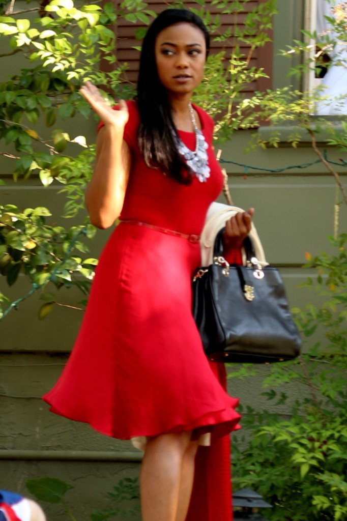 Tatyana-Ali-A-Very-Larry-Christmas-Set-11