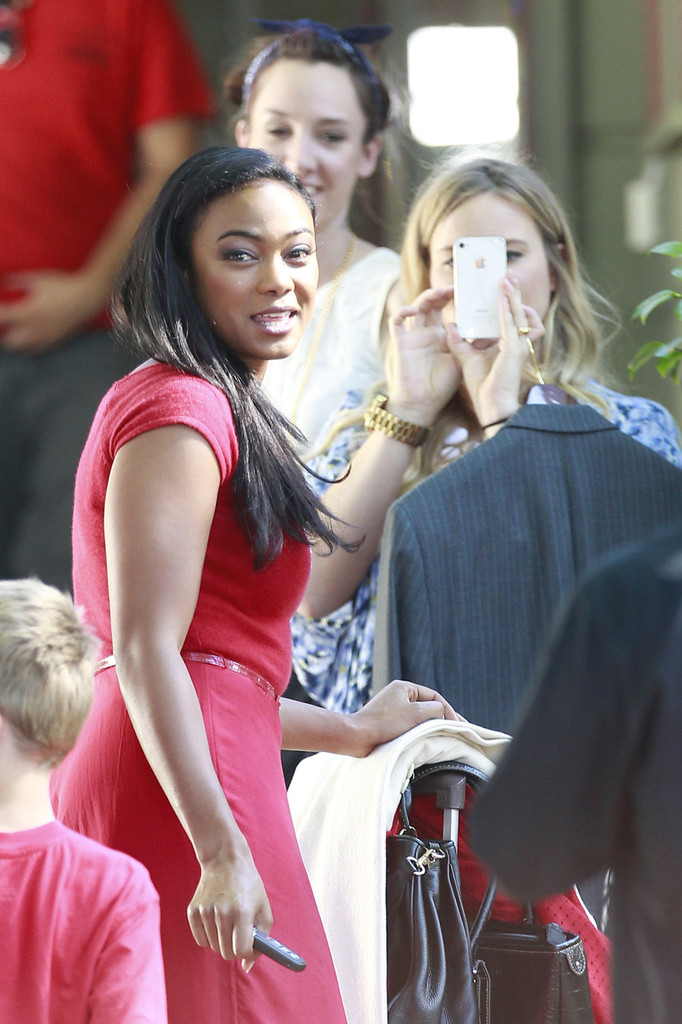 Tatyana-Ali-A-Very-Larry-Christmas-Set-19