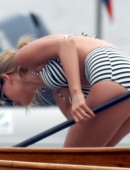 Taylor-Swift-in-Striped-Bikini-4