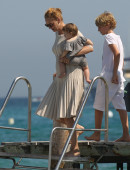 Uma-Thurman-at-Club-55-in-Saint-Tropez-4