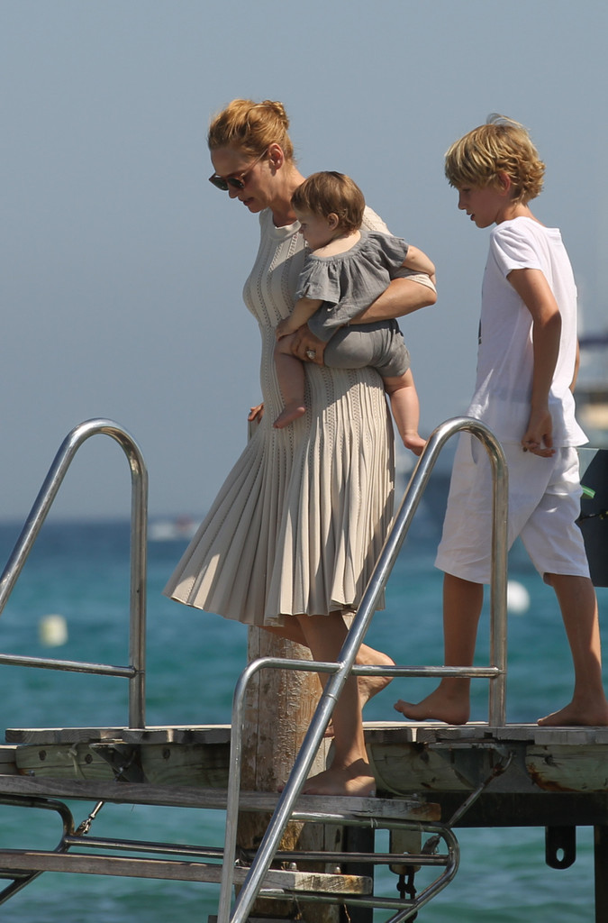 Uma-Thurman-at-Club-55-in-Saint-Tropez-4