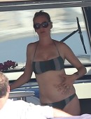 Uma-Thurman-at-Club-55-in-Saint-Tropez-6