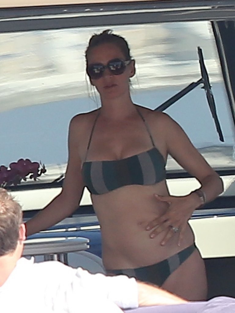 Uma-Thurman-at-Club-55-in-Saint-Tropez-6
