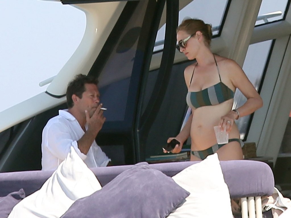 Uma-Thurman-at-Club-55-in-Saint-Tropez-7