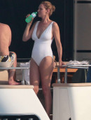 Uma-Thurman-in-Swimsuit-7