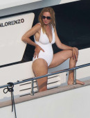 Uma-Thurman-in-Swimsuit-9