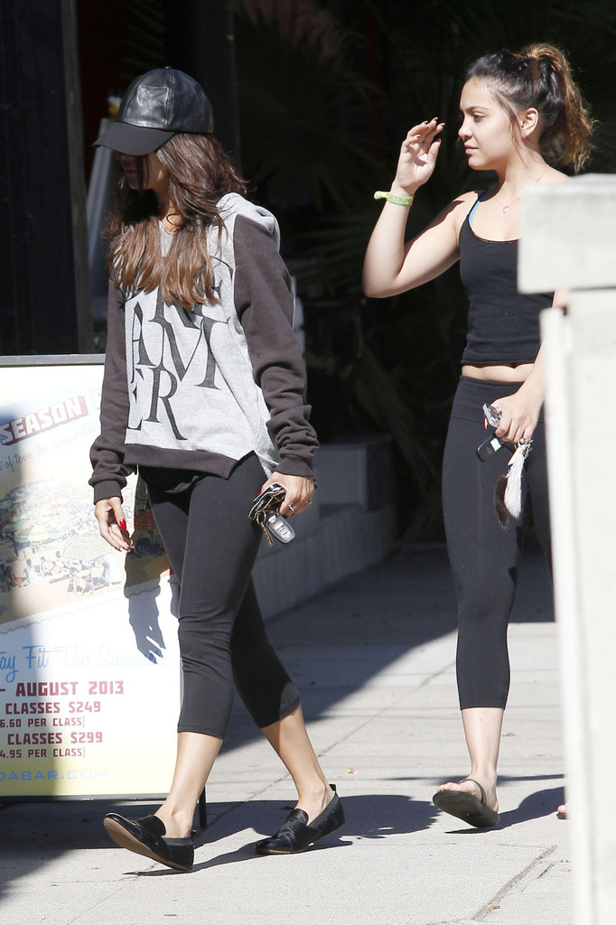 Vanessa-Hudgens-and-Stella-Hudgens-2