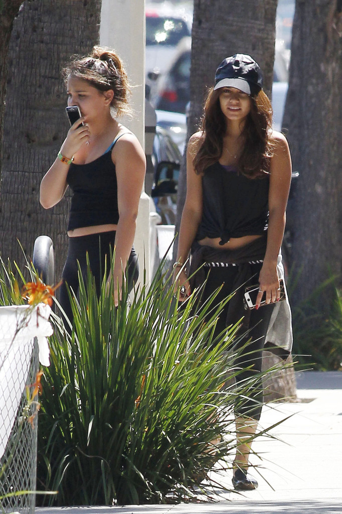Vanessa-Hudgens-and-Stella-Hudgens-3