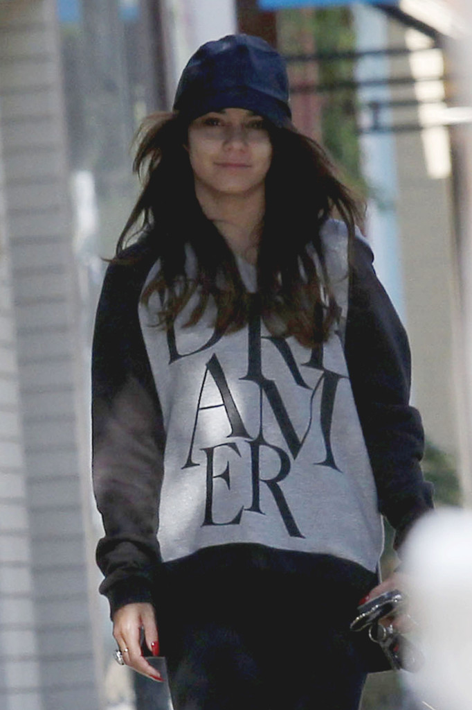 Vanessa-Hudgens-and-Stella-Hudgens-4