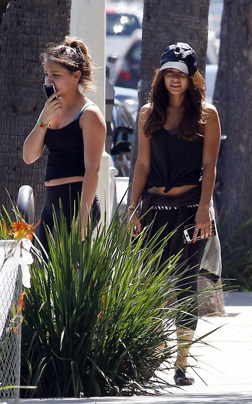 Vanessa-Hudgens-and-Stella-Hudgens-7