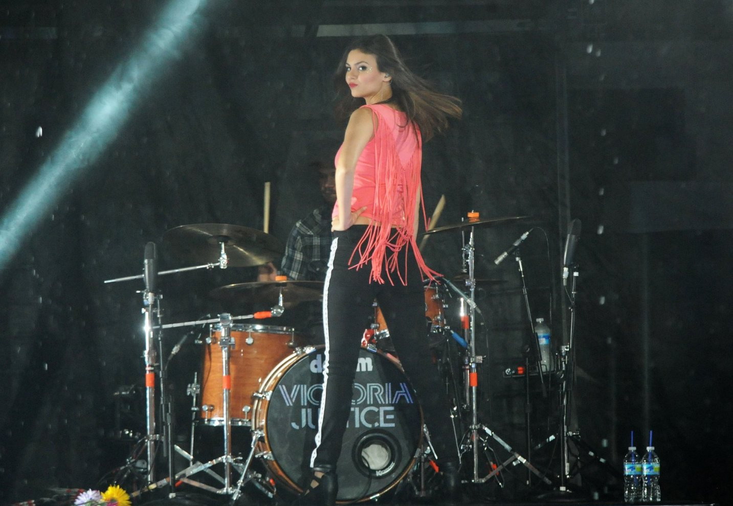 Victoria-Justice-Performing-at-the-Summer-Break-Tour-in-Atlanta-10
