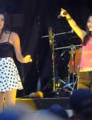 Victoria-Justice-Performing-at-the-Summer-Break-Tour-in-Atlanta-6