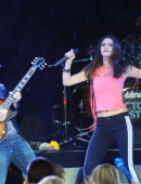 Victoria-Justice-Performing-at-the-Summer-Break-Tour-in-Atlanta-8