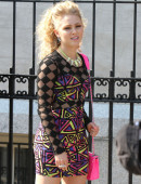 AnnaSophia-Robb-Leggy-The-Carrie-Diaries-NYC-1