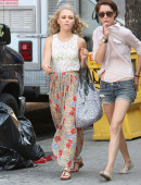 AnnaSophia-Robb-Leggy-The-Carrie-Diaries-NYC-10