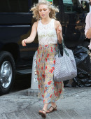 AnnaSophia-Robb-Leggy-The-Carrie-Diaries-NYC-9
