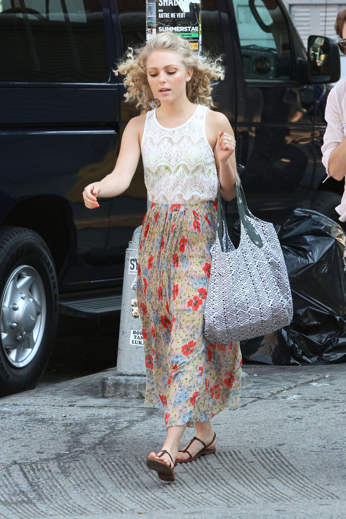 AnnaSophia-Robb-Leggy-The-Carrie-Diaries-NYC-9