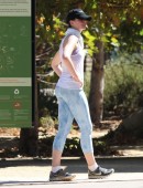 Anne-Hathaway-Booty-in-Tights-Hiking-LA-3
