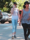 Anne-Hathaway-Booty-in-Tights-Hiking-LA-5