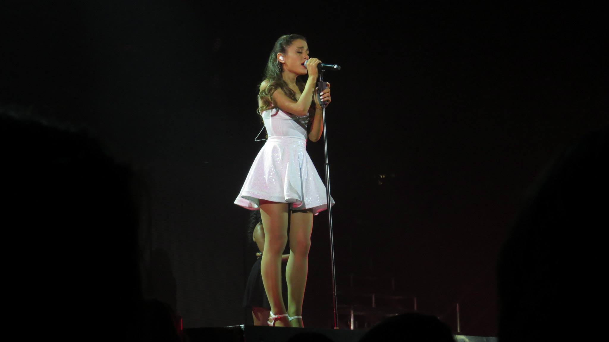 Ariana-Grande-Leggy-3