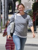 Jennifer-Garner-Booty-in-Jeans-9
