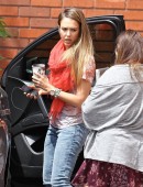 Jessica-Alba-Booty-in-Jeans-5